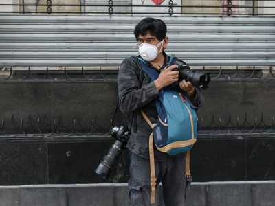 Mexican AFP photographer Alfredo Estrella wears a face mask as he works during the pandemic of the novel coronavirus COVID-19, in Mexico City, on April 8, 2020. (Photo by PEDRO PARDO / AFP)